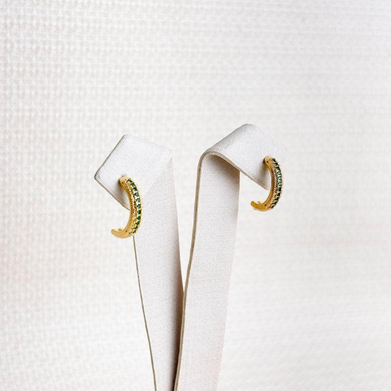 Brinco Meia Argola Cravejada em Zircônias Verde Esmeralda Folheado a Ouro 18k