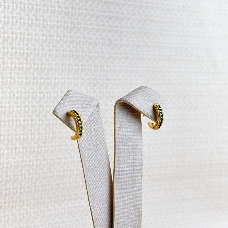 Brinco Meia Argola Cravejada em Zircônias Verde Esmeralda Folheado a Ouro 18k