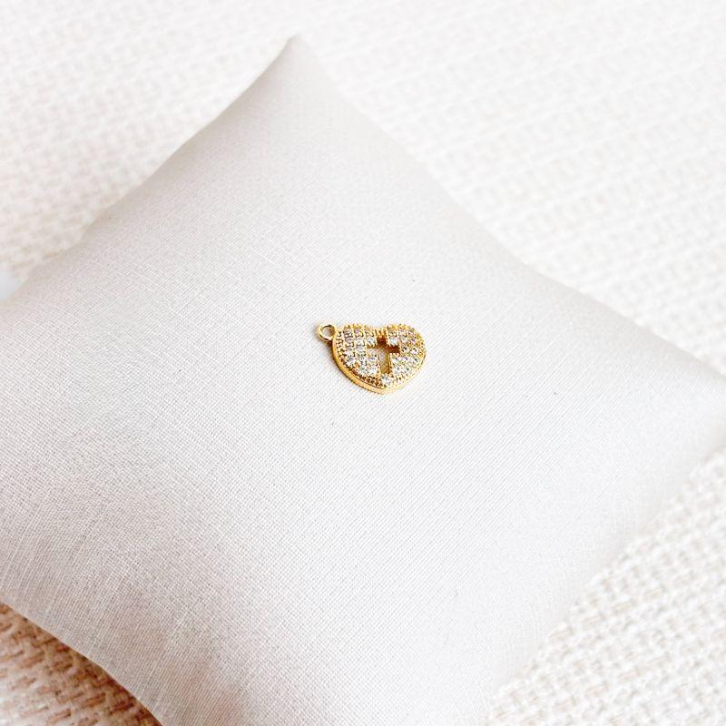 Pingente Coração Cravejado em Zircônias com Cruz Vazada Folheado a Ouro 18k