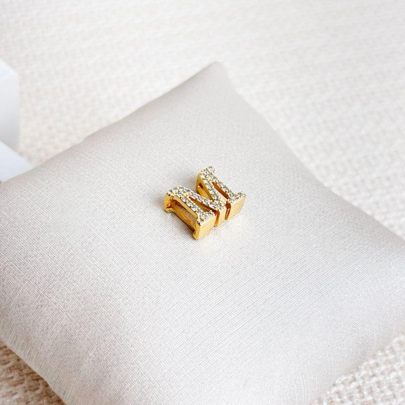 Pingente Letra M Cravejada em Microzircônias Folheado a Ouro 18k