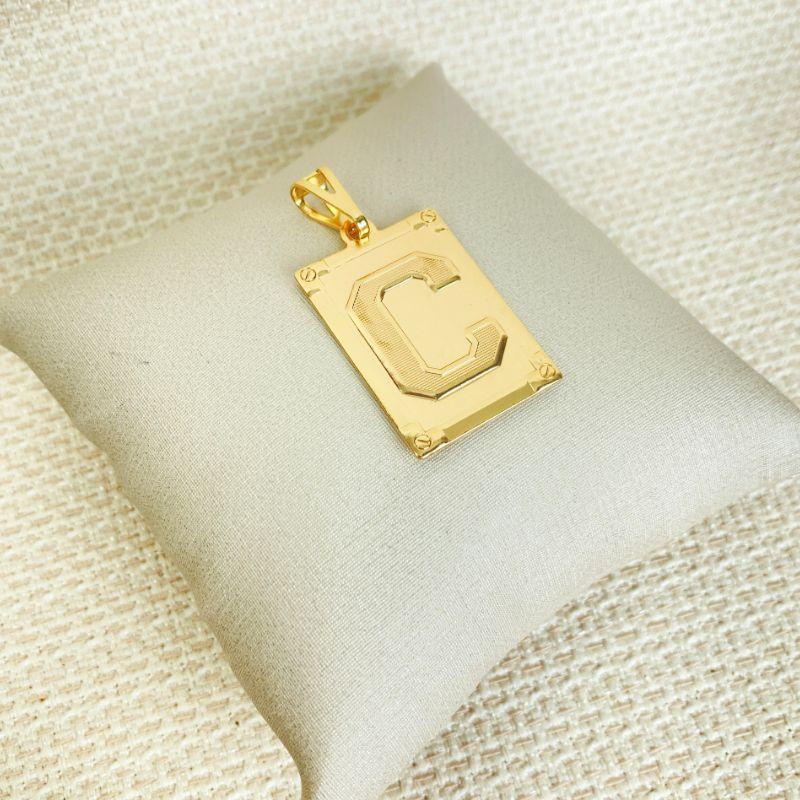 Pingente Placa Letra C Folheado a Ouro 18k