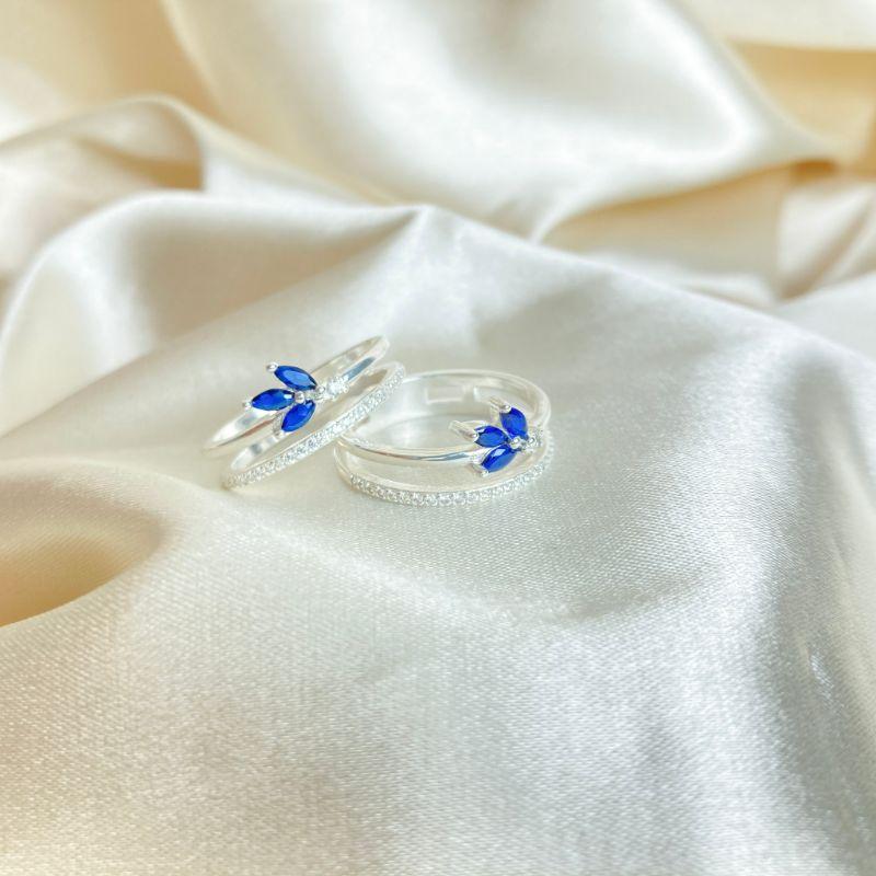 Anel Aros Duplos Flor de Lis Azul Cravejado em Zircônias Folheado a Prata