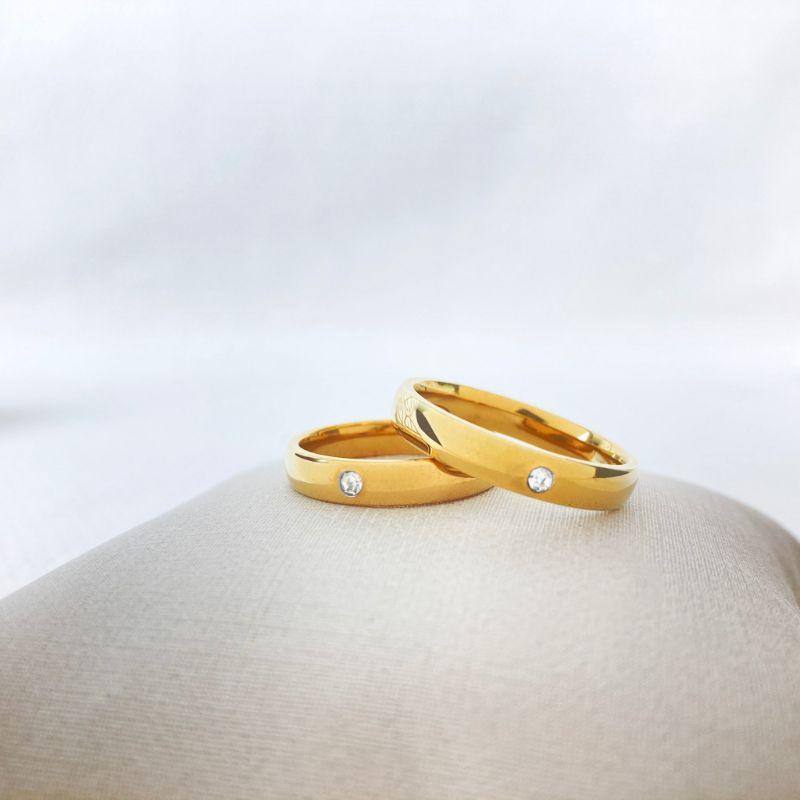 Anel Estilo Aliança Com uma Zircônia em Aço Inox 316 na Cor Dourada