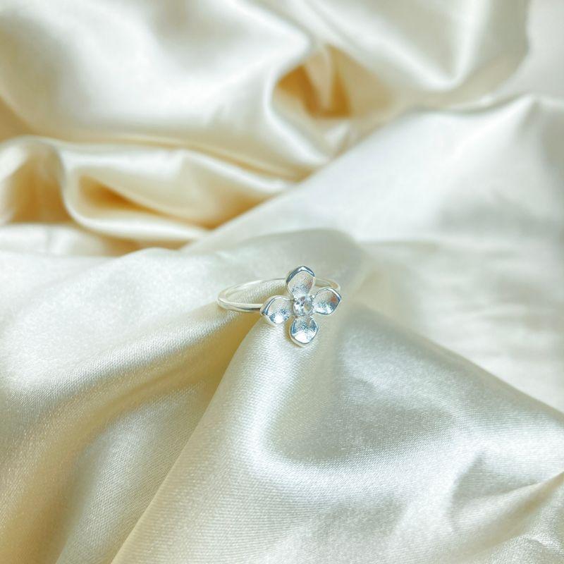 Anel Flor com Zircônia Cristal no Centro Folheado a Prata