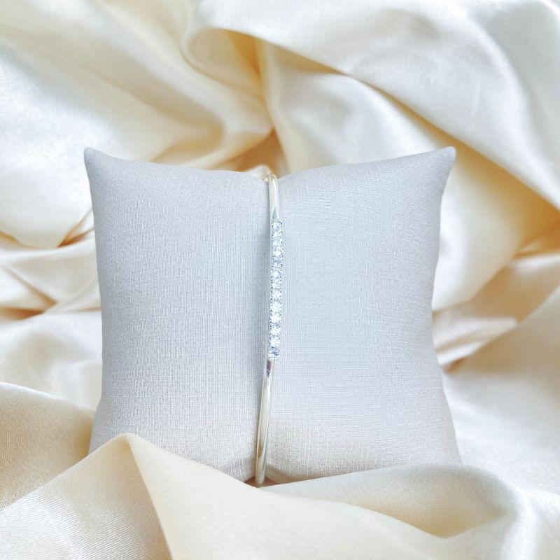 Bracelete Com uma Linha de Zircônias no Centro Folhado a Prata