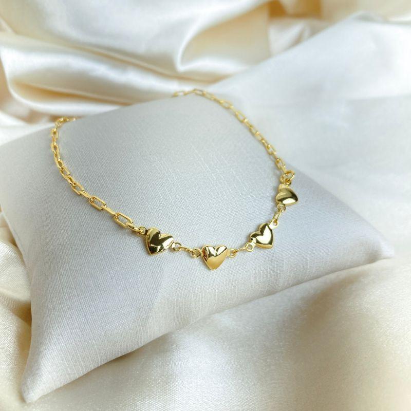 Tornozeleira Elo Cartier e Quatro Corações Folheada a Ouro 18k