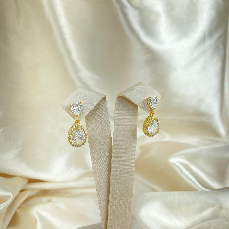 Brinco  Com Duas Gotas Cravejadas em Microzircônias Folheado a Ouro 18k