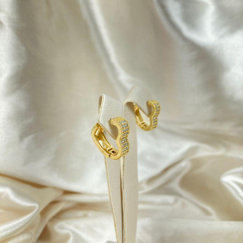 Brinco Coração Cravejado em Microzircônias Folheado a Ouro 18K