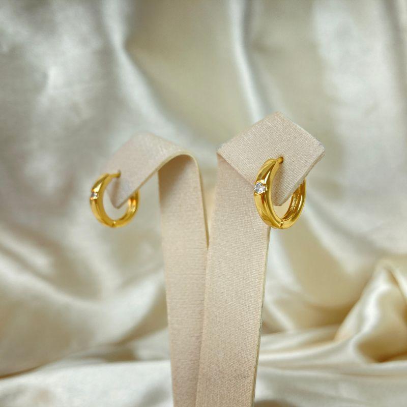 Brinco de Argolinha Com Uma Zircônia Cravejadas no Centro Folhado a Ouro 18k