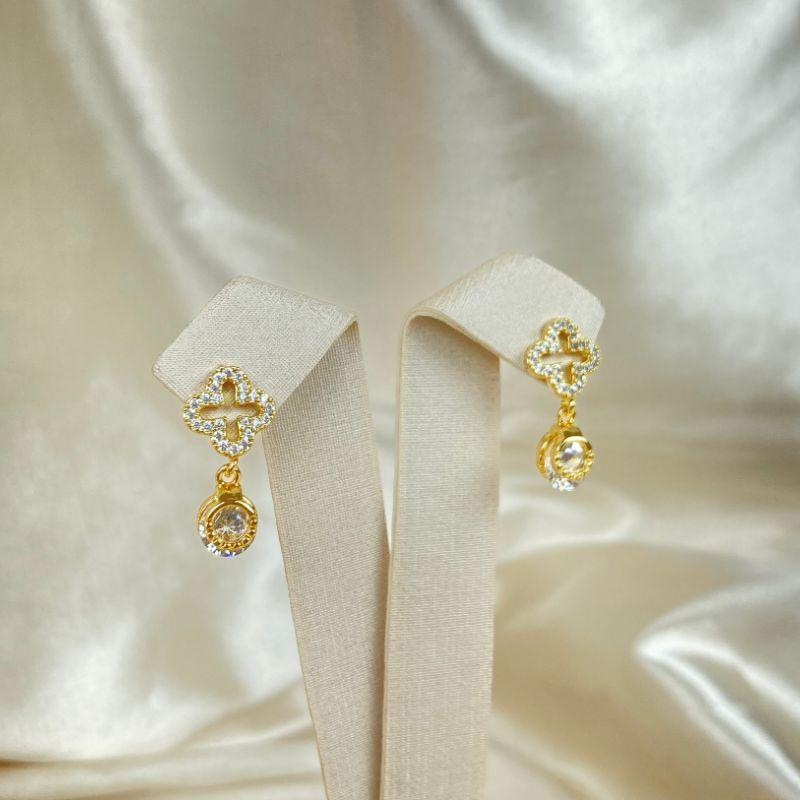 Brinco Trevo Cravejado Com Ponto de Luz Folheado a Ouro 18k