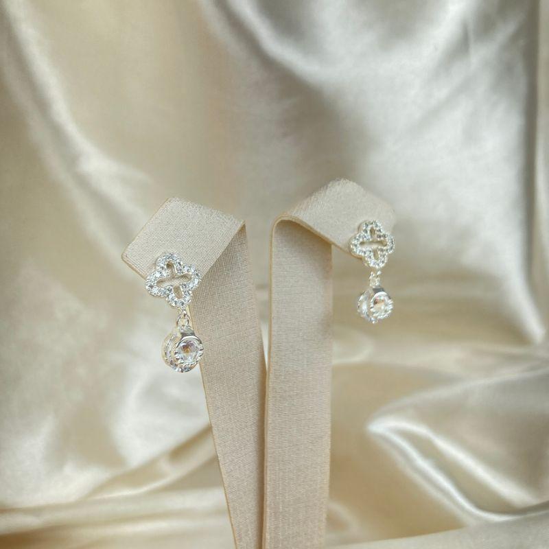 Brinco Trevo Cravejado Com Ponto de Luz Folheado a Prata