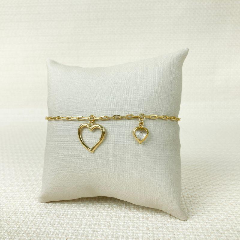 Pulseira Elo Cartier Dois Pingentes Coração Crista e Um Coração Liso Vazado  no Centro Folheada a Ouro 18k