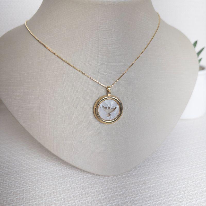 Colar Veneziana com Pingente em Madrepérola Espírito Santo Folheado a Ouro 18k