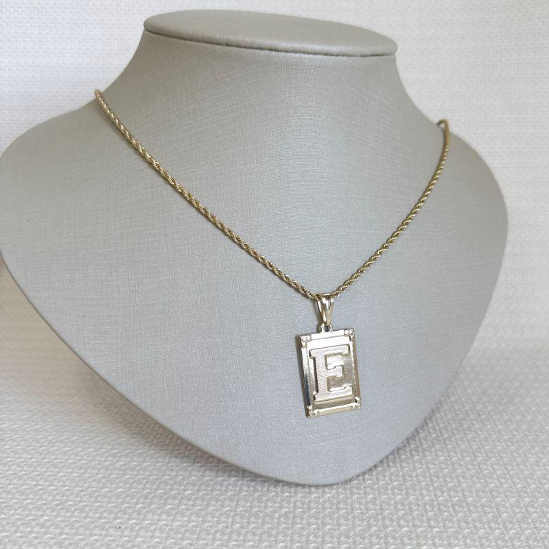 Colar Cordão Baiano com Pingente Placa Letra E Folheado a Ouro 18k