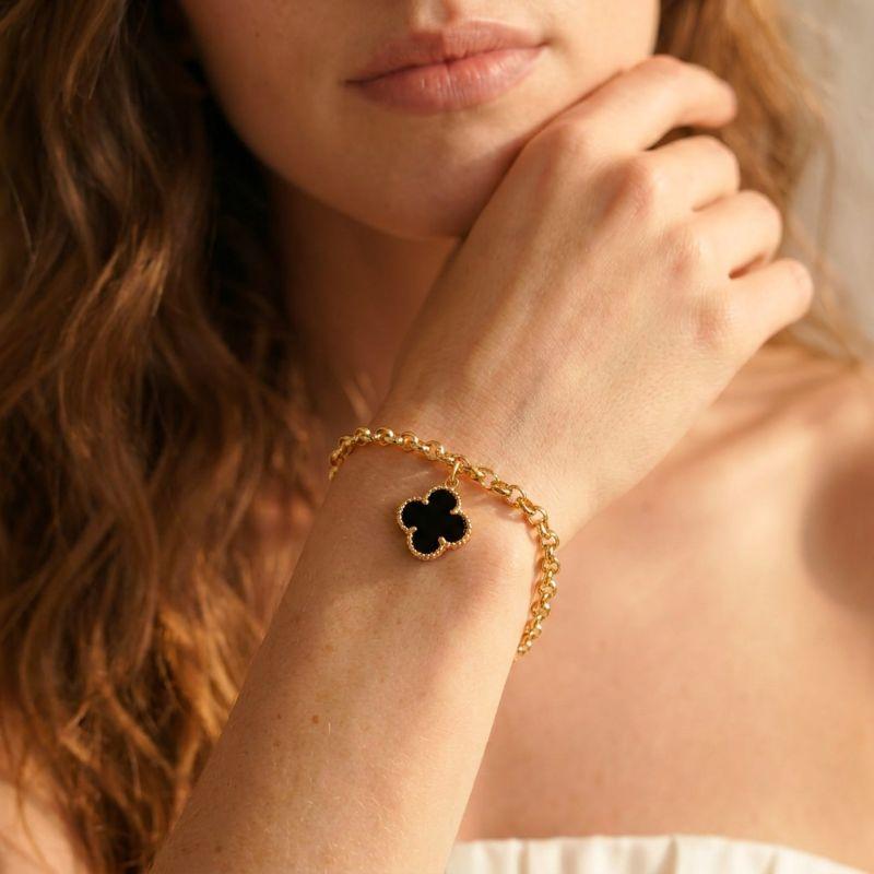 Pulseira Inspiração Van Cleef Trevo Preto Folheada a Ouro 18K