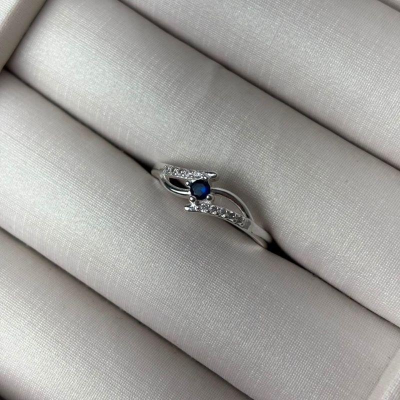 Anel Com Duas Linhas Com Zircônias Nas Laterais e Uma Linha Lisa Com Zircônia Azul no Centro Folheado a Prata