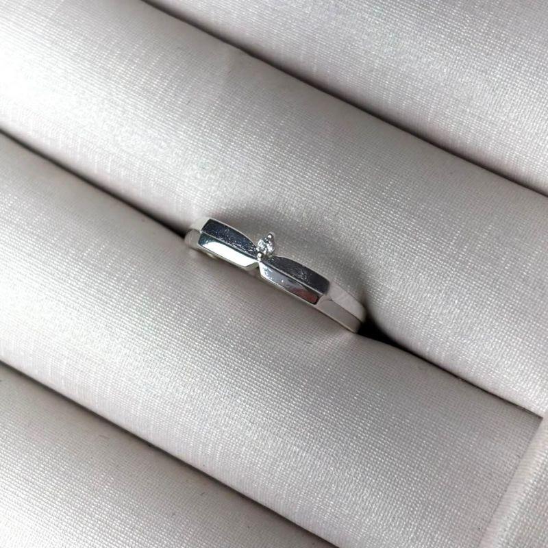 Anel Detalhe em V com Uma Zircônia no Centro Folheado a Prata