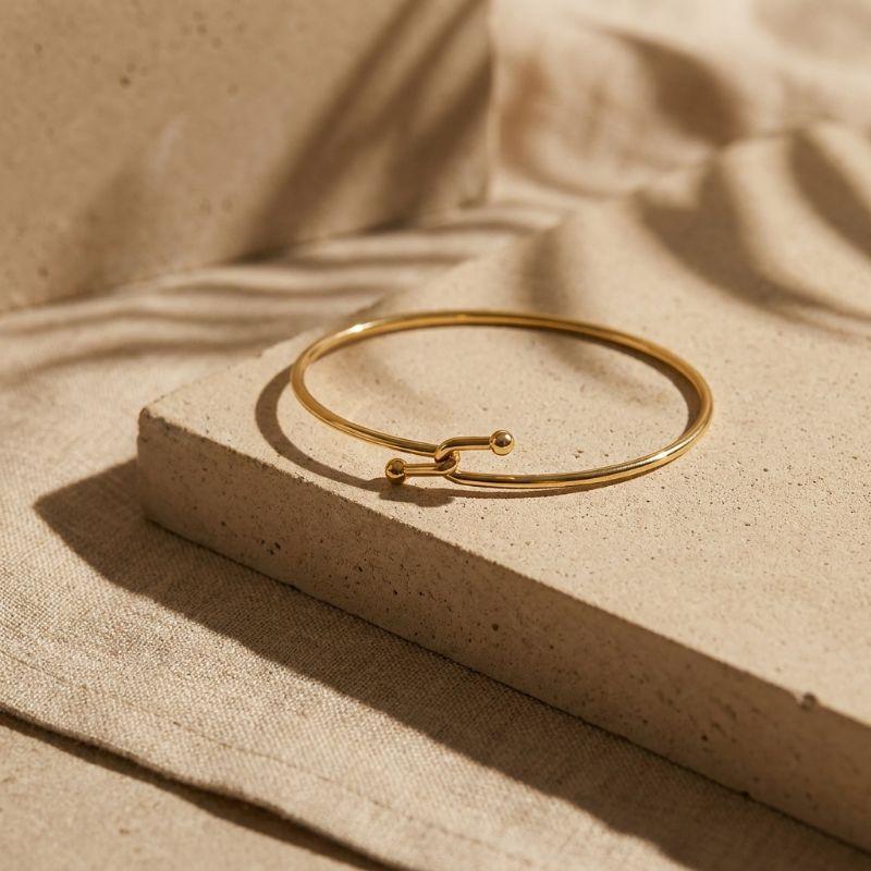 Bracelete Liso Fecho Entrelaçado Folheado a Ouro 18K