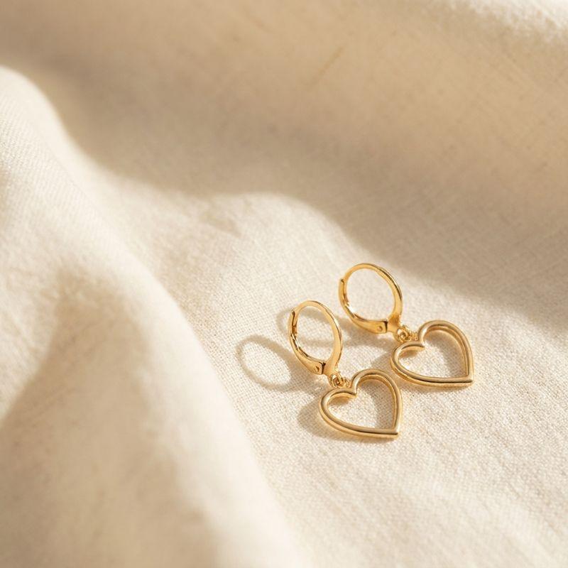 Brinco de Argolinha com Pingenre de Coração Vazado Folheado a Ouro 18k