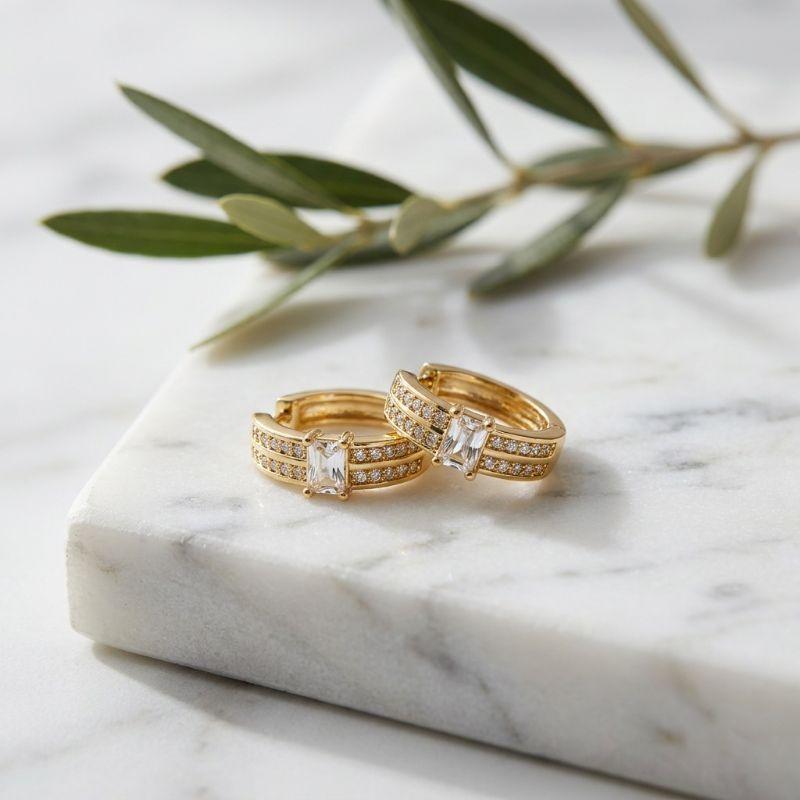 Brinco de Argolinha Duas Fileiras Cravejadas em Microzircônias e Uma Zircônia no Centro Folheado a Ouro 18K
