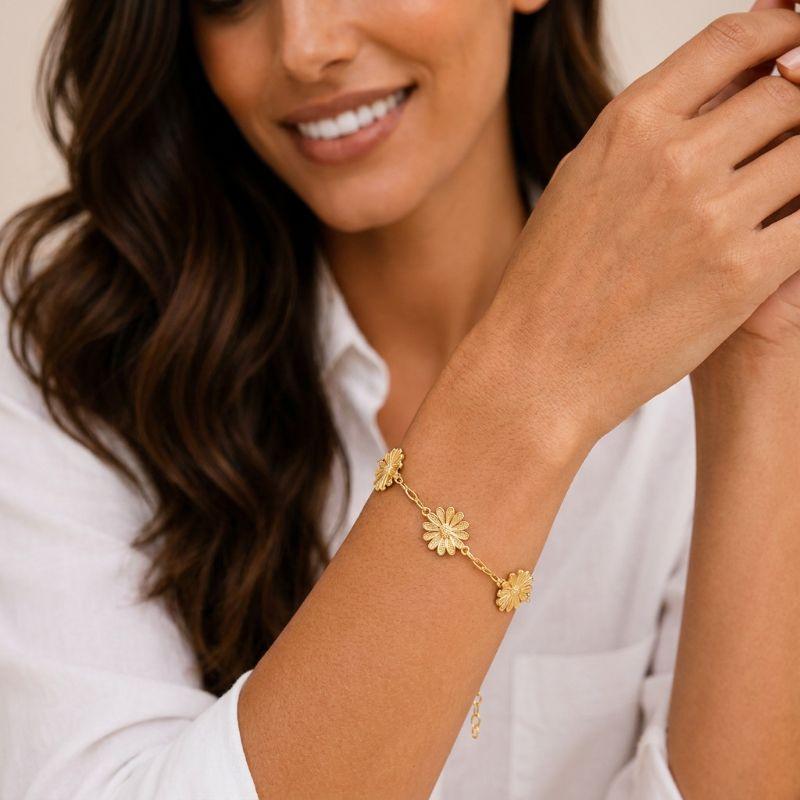 Pulseira Elo Cartier Com Três Margariadas Folheada a Ouro 18K