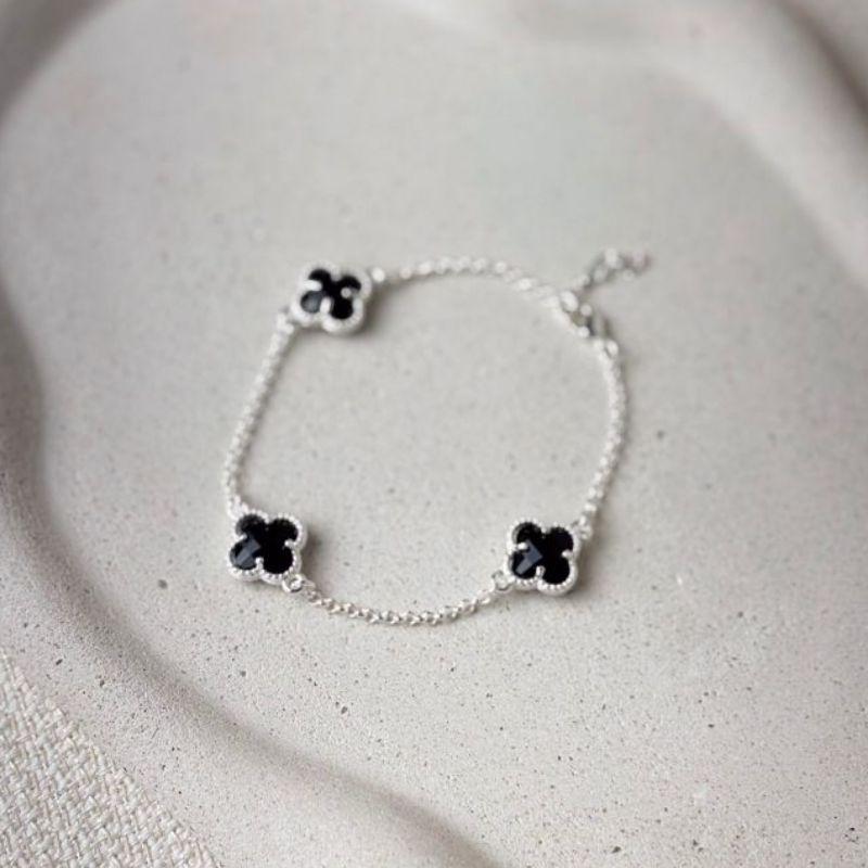 Pulseira Elo Português Três Trevos Pretos Inspiração Van Cleaf Folheada a Prata